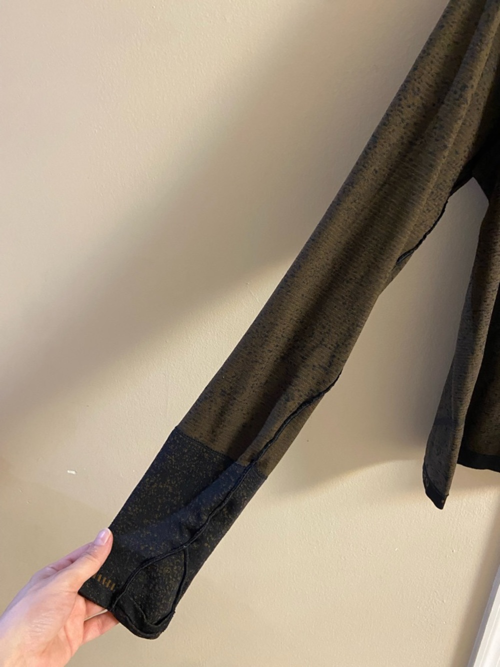 lululemon athletica Long Sleeve Crew Top in Olive Green with Black Trim Sz 20 - Picture 5 of 8